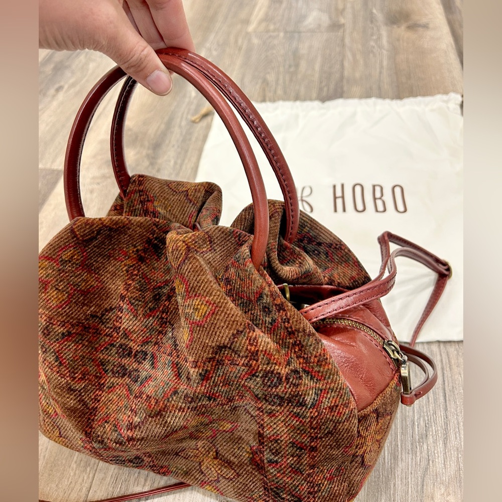 HOBO DARLING SATCHEL
HANDBAG- Arabesque Pattern - Picture 14 of 14
